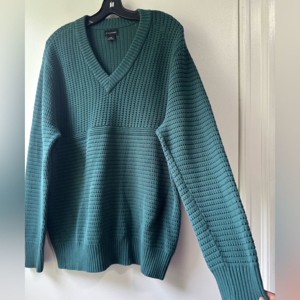 Club Monaco Men's V-Neck Upgraded with Mixed Knit Cotton For Allover Texture - Picture 9 of 15